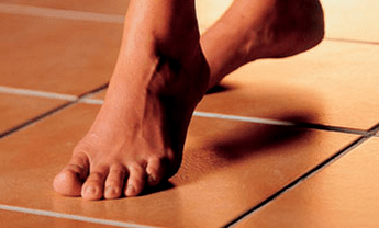 walking barefoot as the cause of the appearance of fungus on the skin of the feet